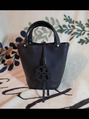 💯 Authentic Tory Burch Mini Bucket Top Handle/Crossbody Bag (Black)